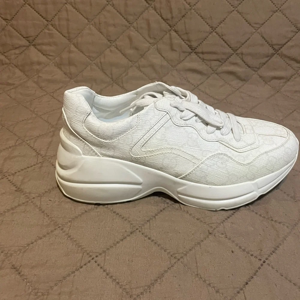 Authentic Gucci White GG Supreme Canvas Rhyton Sneakers - Picture 2 of 13